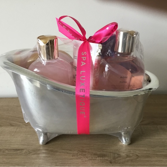 Spa Luxury Rose Bath & Body Gift Set 5 Items Rose Scent Brand New in Silver Tub - Picture 2 of 3